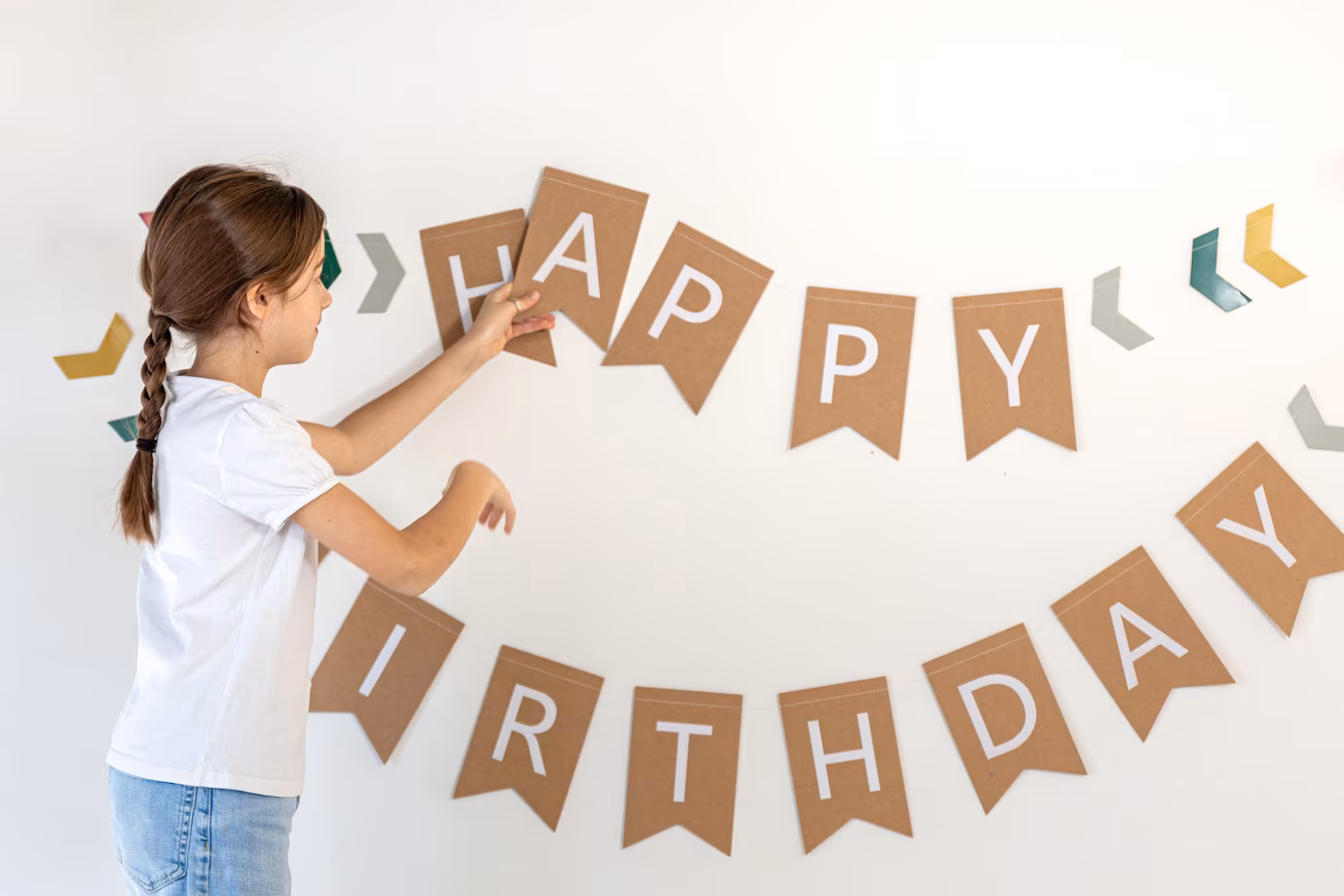 preparacion cumpleanos nina cuelga letrero feliz cumpleanos pared 169016 63474